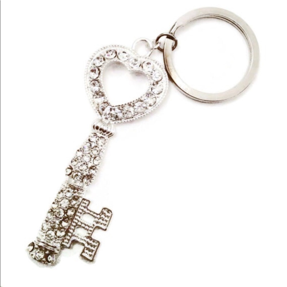 HANDMADE/BNWT • CRYSTAL HEART KEYCHAIN